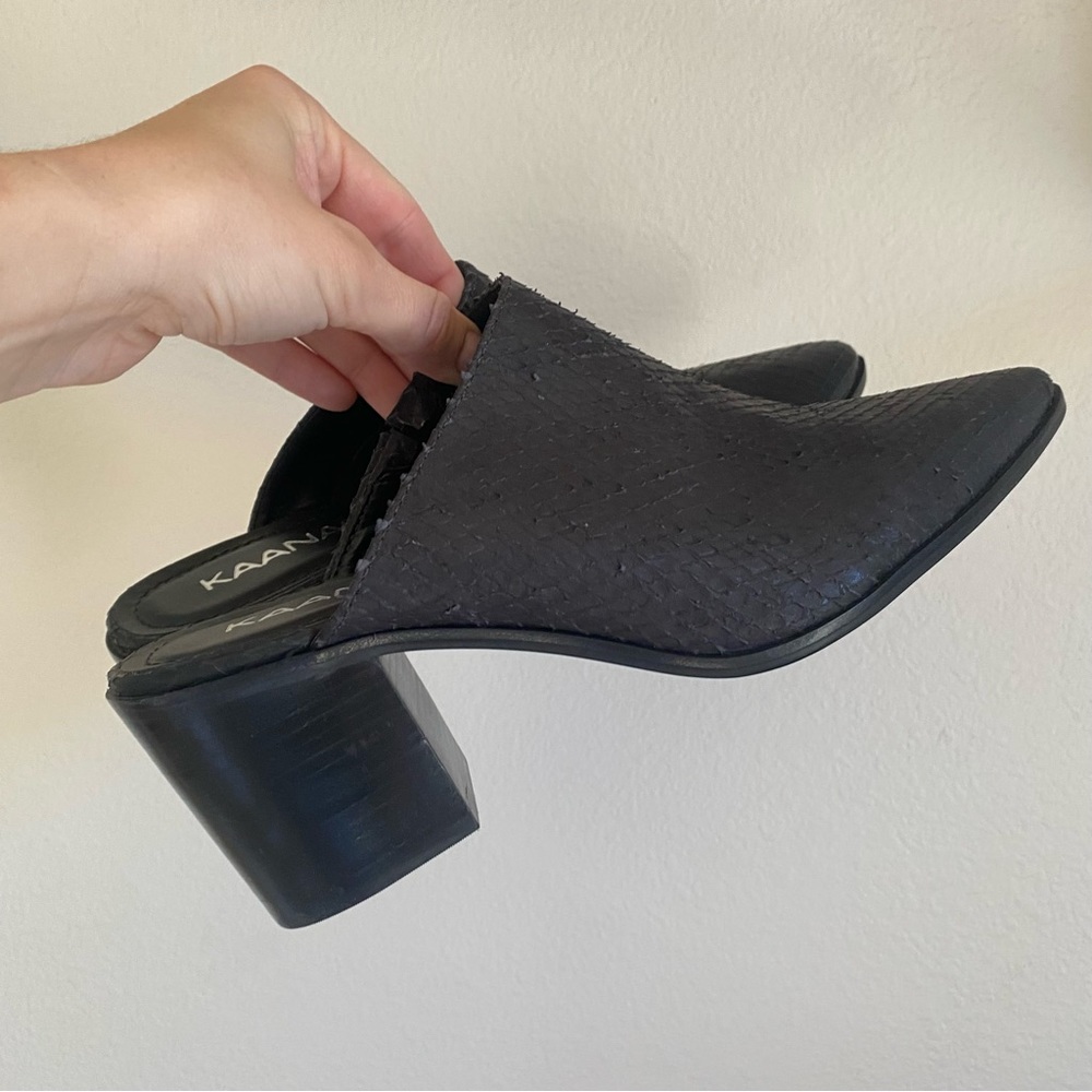 KAANAS pointed leather mules